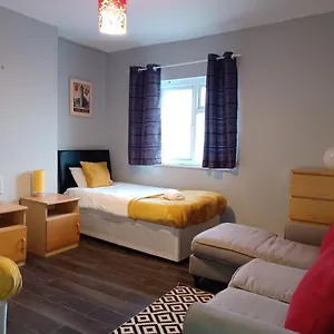 Pearson House - Huku Kwetu 3 Bedroom End Of Terrance House - Family And Business Group Self Catering -huku Kwetu Nottingham