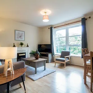 Apartment Bright & Tranquil Near Centre With Free Parking!